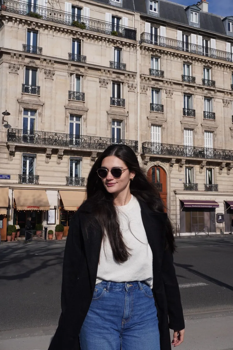 Val Botero, estratega digital, en una calle de París